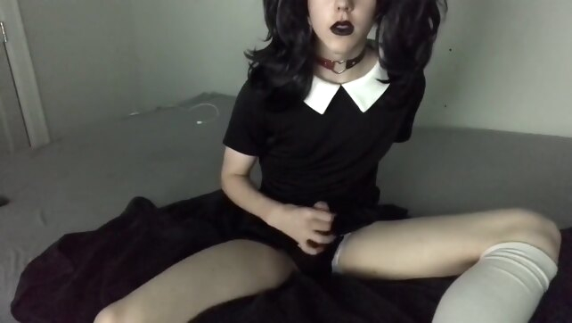 Trans Goth girl uses amateur cumshot hd